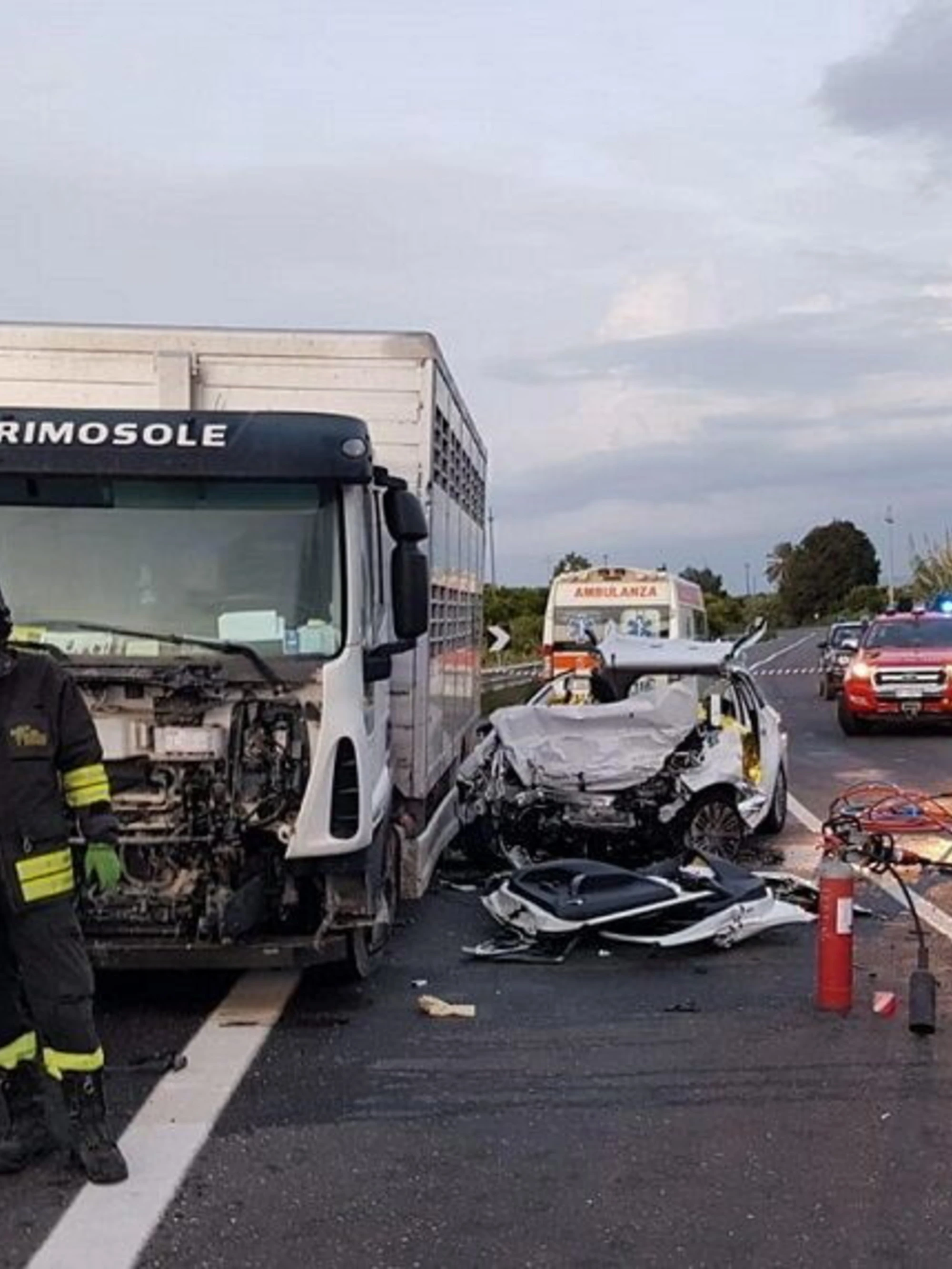 Siracusa, schianto tra van e furgone: strage sulla statale, 3 morti e 7 feriti