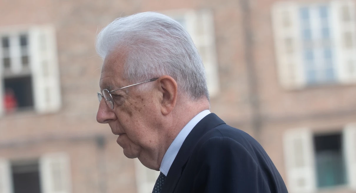 Mario Monti & Co, i padri degli sprechi: chi e come ha gettato 300 miliardi nel water