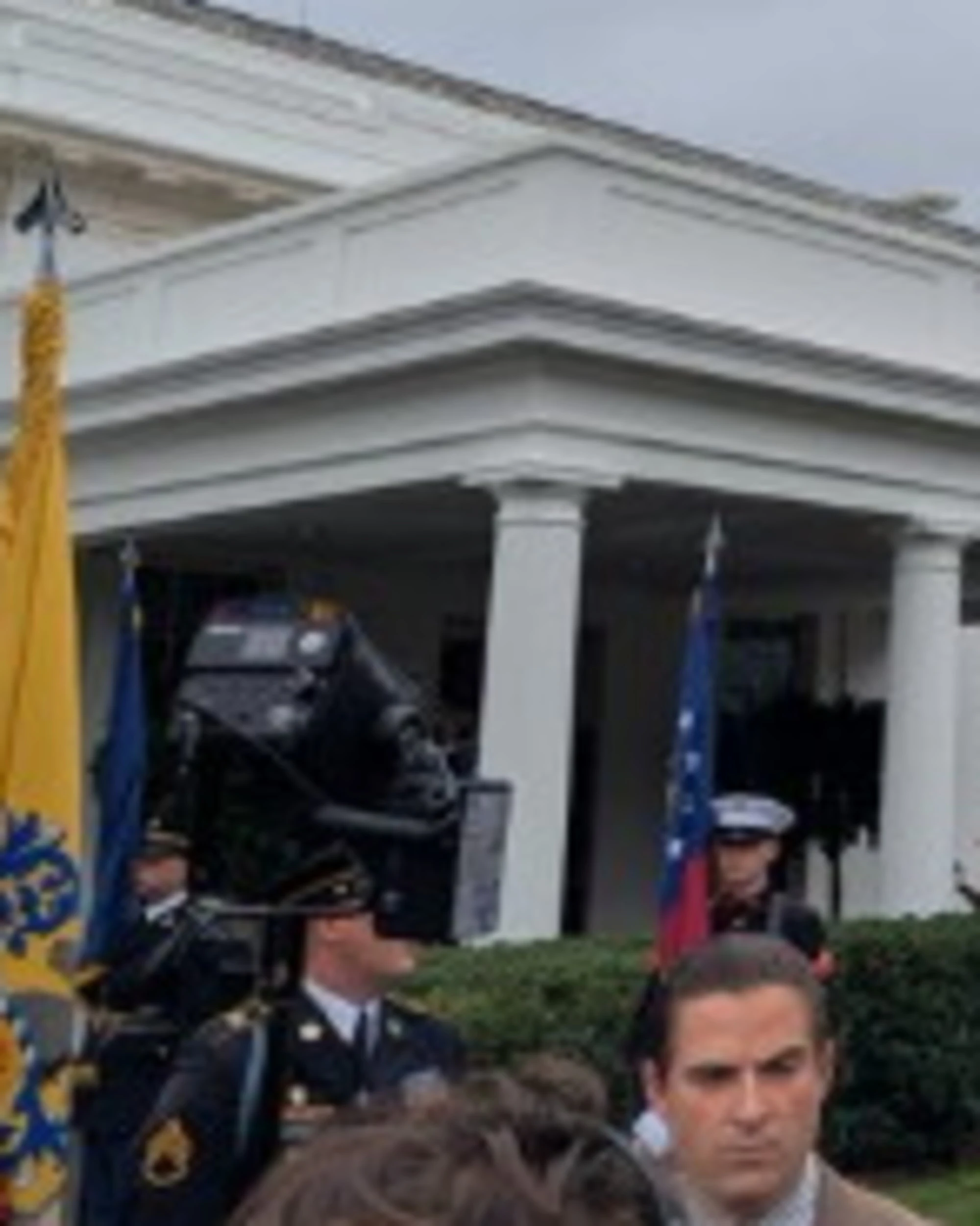 Trump accoglie Zelensky alla Casa Bianca così: "Niente tappeto rosso", un altro caso