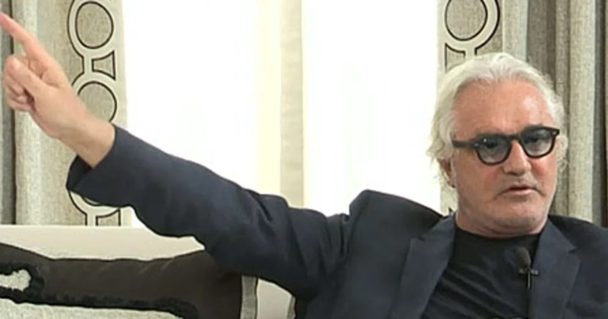 Flavio Briatore contro Andrea Scanzi: "Lui non gradisce le mie babbucce, io la sua barbetta e la sua catenina da filosofo"