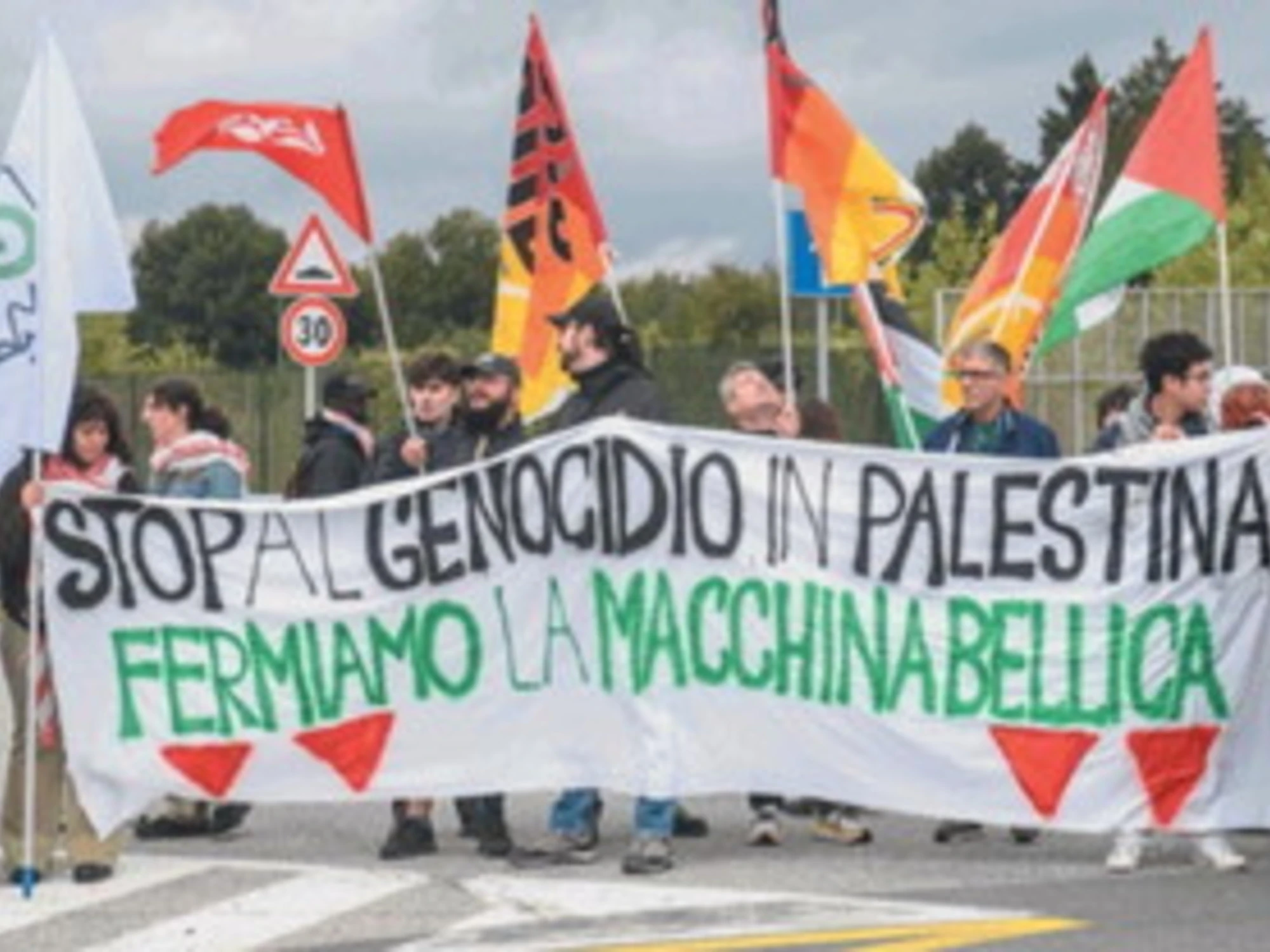 I pro-Pal fermano gli aerei e rilanciano il blocco totale