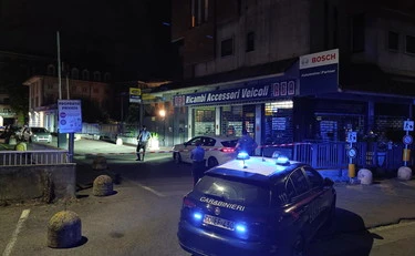 Sermide, devasta tre bar e riempie di botte i carabinieri: chi finisce in manette