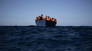Immigrazione, "le Ong si davano appuntamenti in mare coi trafficanti": l'accusa della Procura di Trapani 
