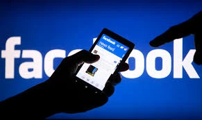 Vietare Facebook ai minori di 16 anni: il pugno duro dell'Unione Europea