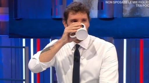 Affari Tuoi, il pesante sospetto su Stefano De Martino: "Perché vuole solo pacchiste femmine"