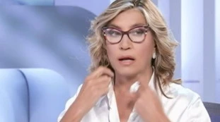 L'Aria Che Tira, Myrta Merlino e il dettaglio sotto la camicia ripreso dalle telecamere: tutti spiazzati