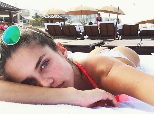 Sara Sampaio, il suo lato B sfida la forza di gravità