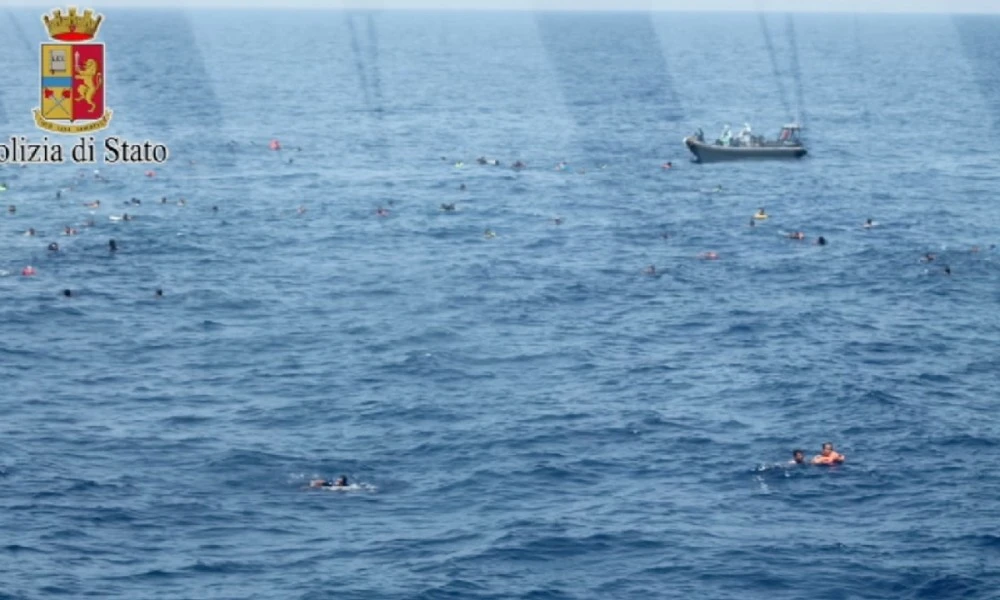 Libia, affonda un barcone di immigrati: decine di morti, i corpi divorati dagli squali