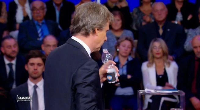 Quarta Repubblica, Nicola Porro e la bottiglietta brandizzata: sorpresa in diretta tv