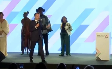 Emmanuel Macron in Kenya sbrocca col pubblico: "Basta, è una questione di rispetto"