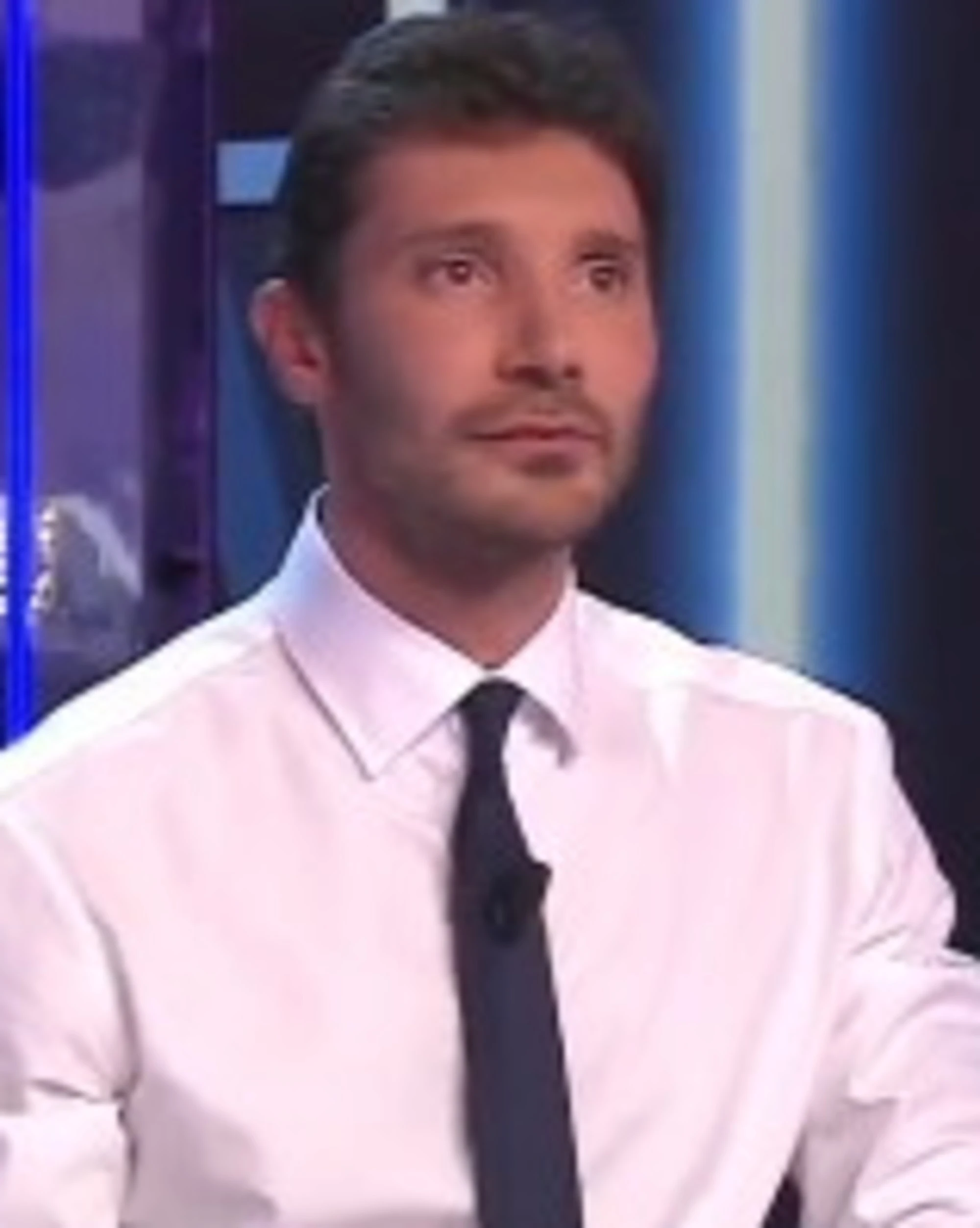 Affari Tuoi, De Martino presenta il pacchista? Ma in sottofondo... Pubblico scatenato