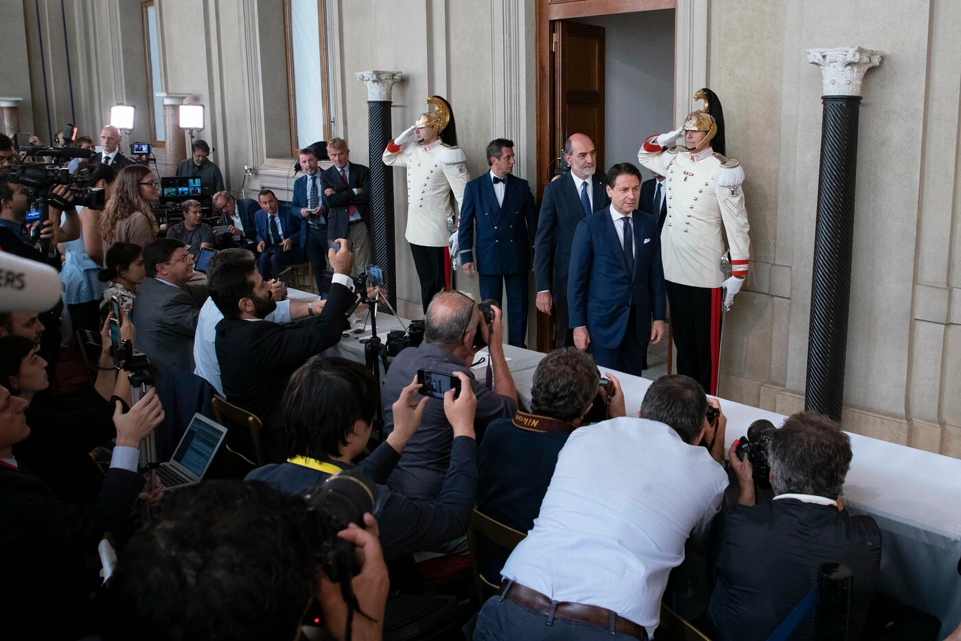 Giuseppe Conte, la "disarmante uscita": "Ho avuto un'idea", si gioca pure la carta di Berlusconi
