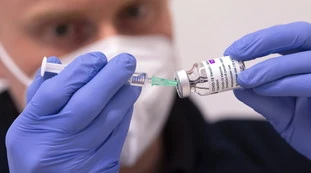 AstraZeneca, stop in Italia: e chi ha già fatto la prima dose? I dubbi dell'Aifa: "Vi faremo sapere nelle prossime ore"