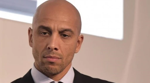 Carlton Myers razzola male, sorpreso al parco: "Mi scuso con tutti. Avevo detto restate a casa..."
