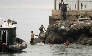 Ecco come Sanchez difende Ceuta: lo scandalo della motovedetta colabrodo