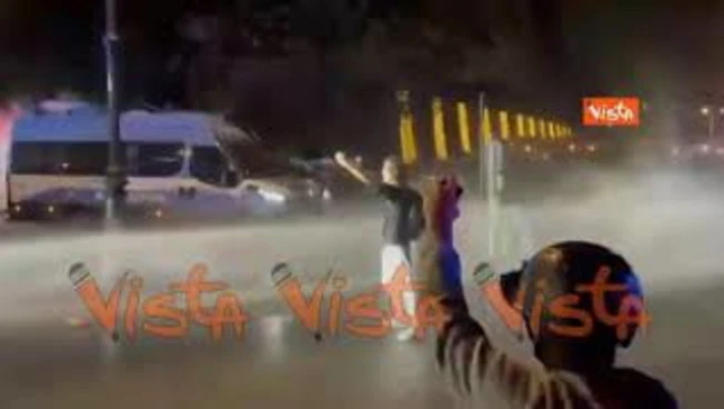Tafferugli e idranti al corteo degli studenti al ponte di Porta Portese a Roma