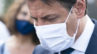 Giuseppe Conte, prima il coprifuoco e poi un nuovo lockdown: il piano dietro la stretta discoteche-mascherine