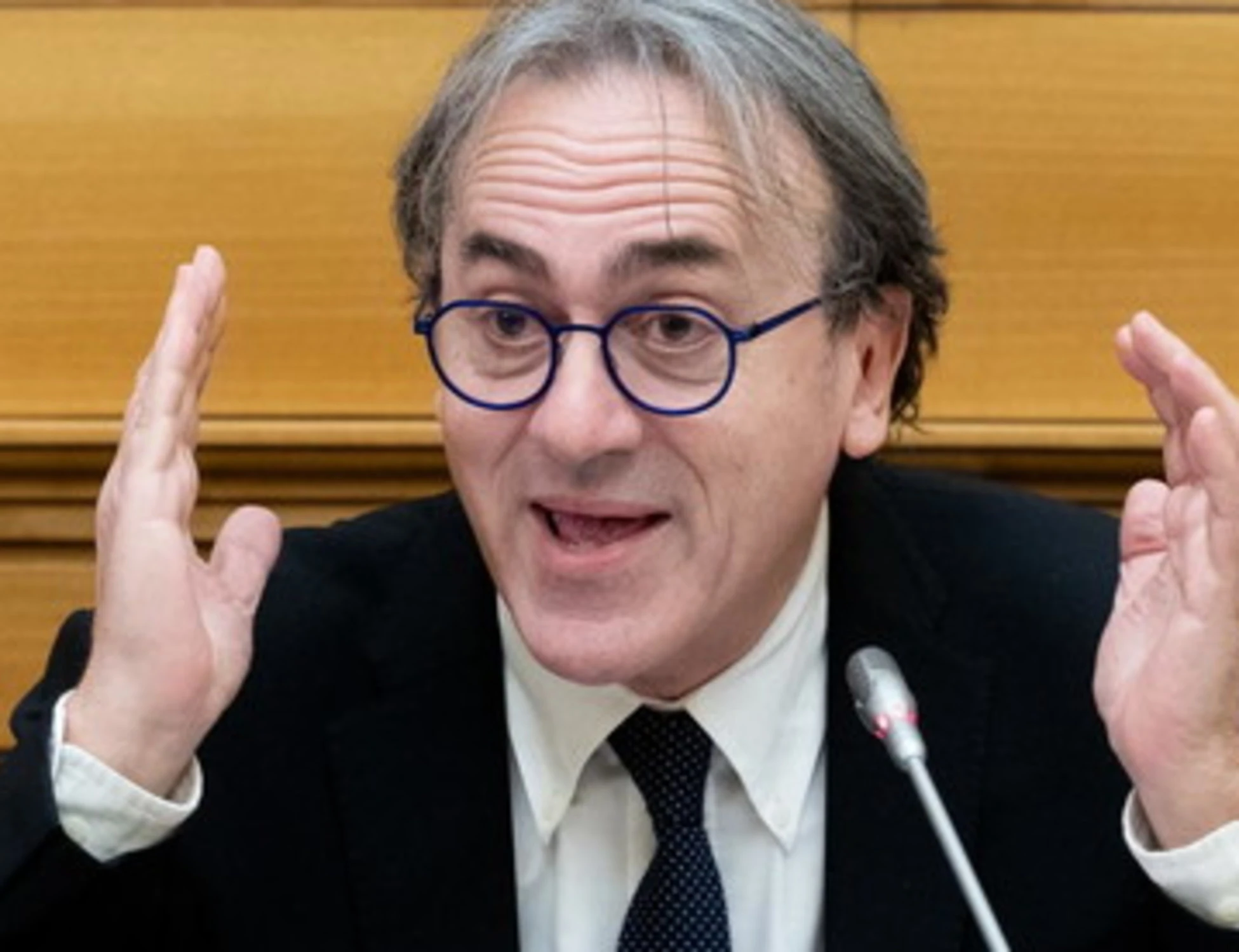 Bonelli, legge in tv l'sms estremamente confidenziale di Crosetto: l'ultimo disastro