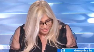 Mara Venier a Domenica In, cade e sta male: "Sto tentando di andare in onda, piede fratturato e botta in testa. Non ci voleva"
