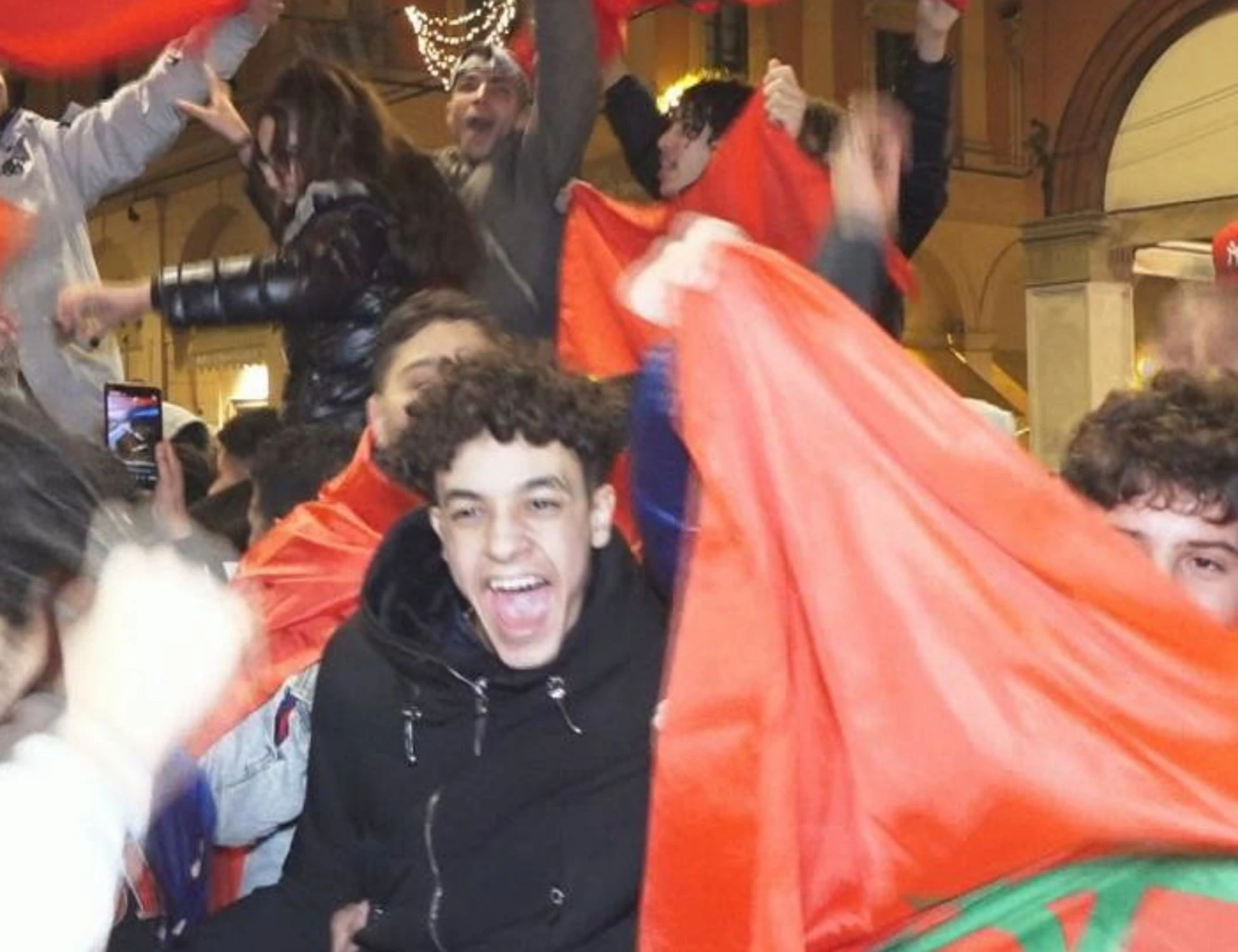 Bologna, maxi-schermo in piazza per i marocchini. Ma quando i rossoblu erano in finale di Coppa Italia...