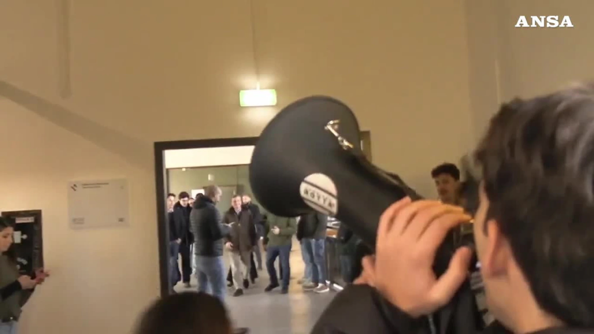 Carlo Calenda, l'assalto degli squadristi rossi: caos all'Università di Milano