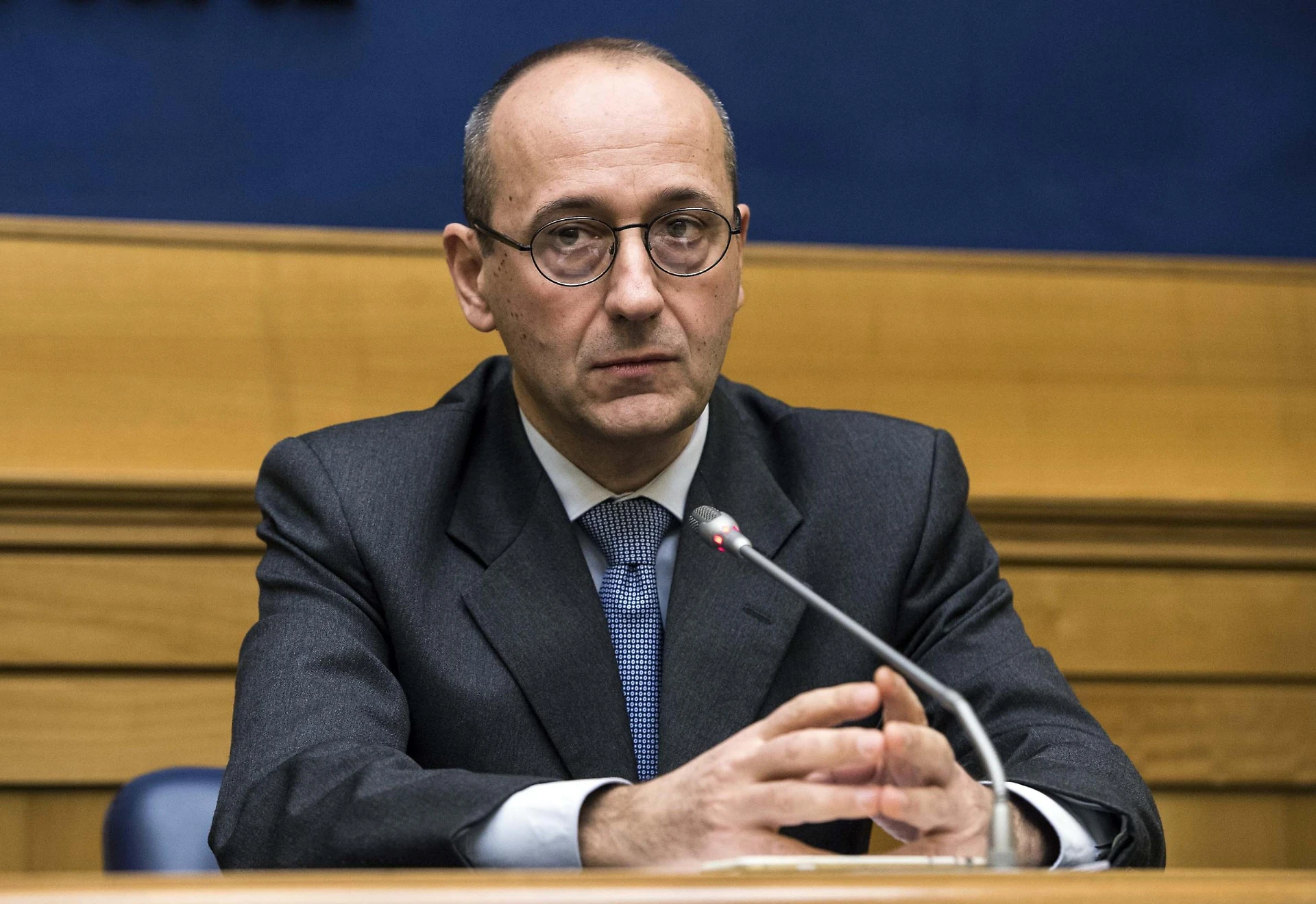 Alberto Bagnai attacca Mario Draghi: "Intervento improprio sulle banche, un comportamento assurdo"