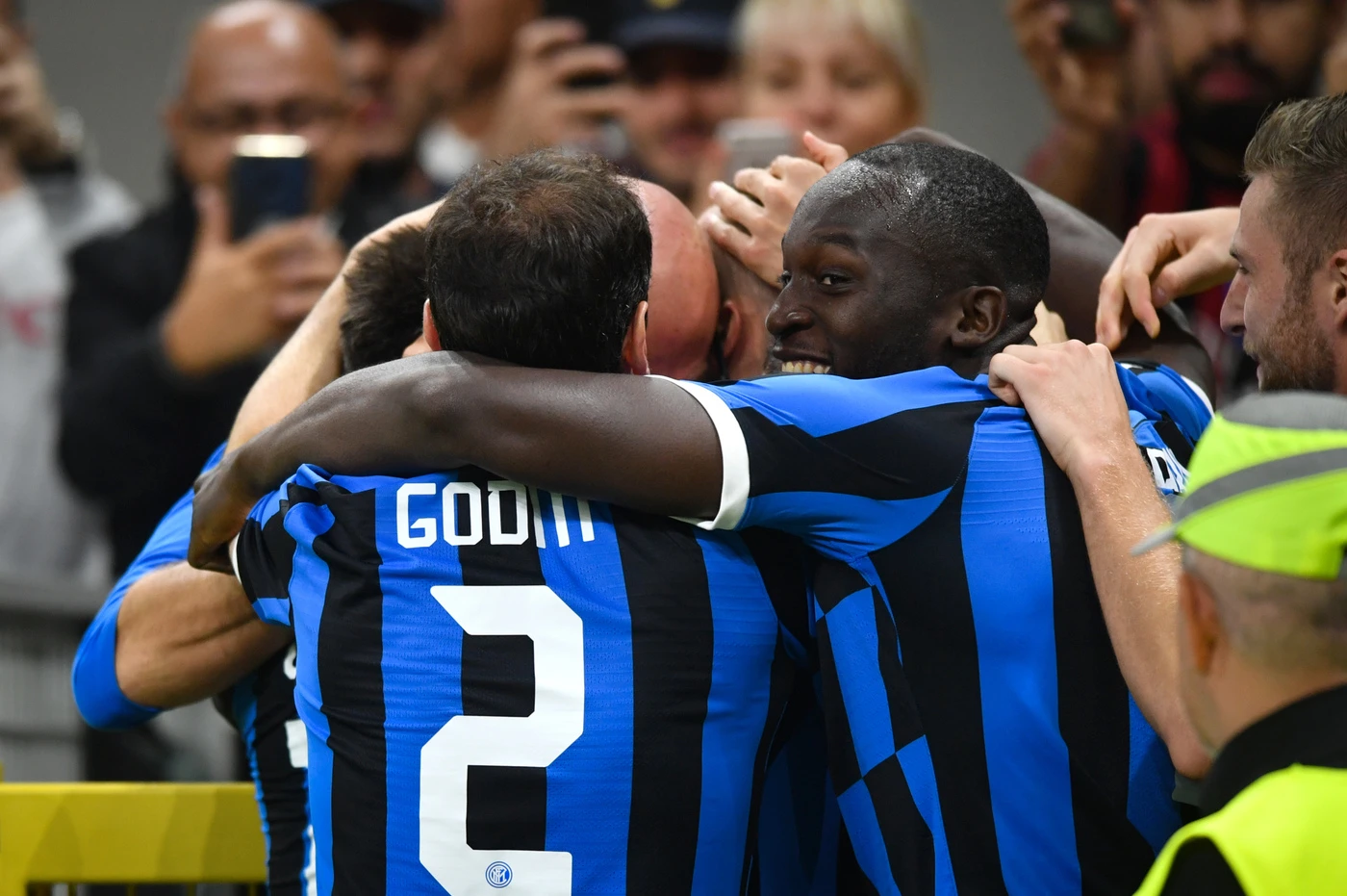 L'Inter fa suo il derby e torna in testa: Brozovic-Lukaku piegano Milan