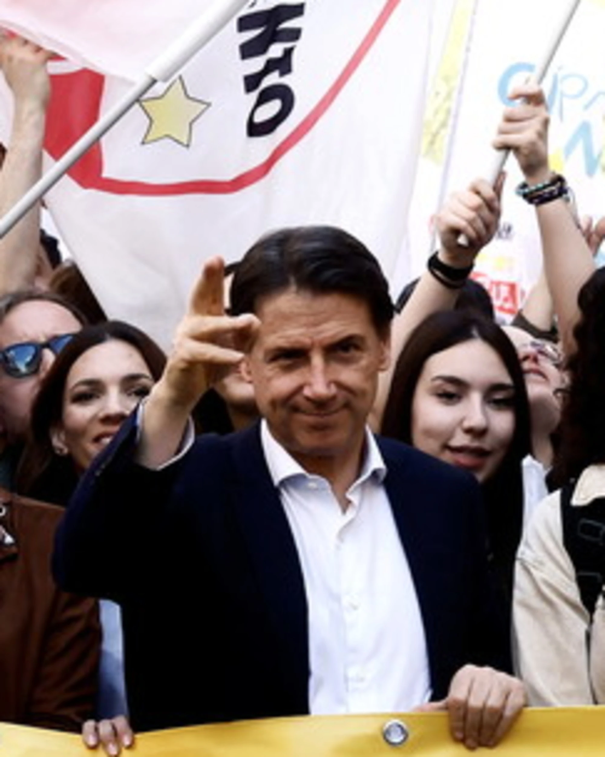 Conte fa fuori la Schlein: "Non solo gente nostra"