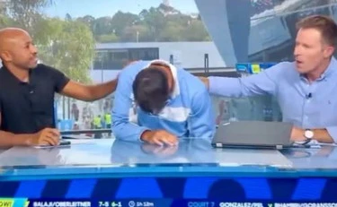 Australian Open, Luciano Darderi si "accascia" in diretta tv: "Scusate" 