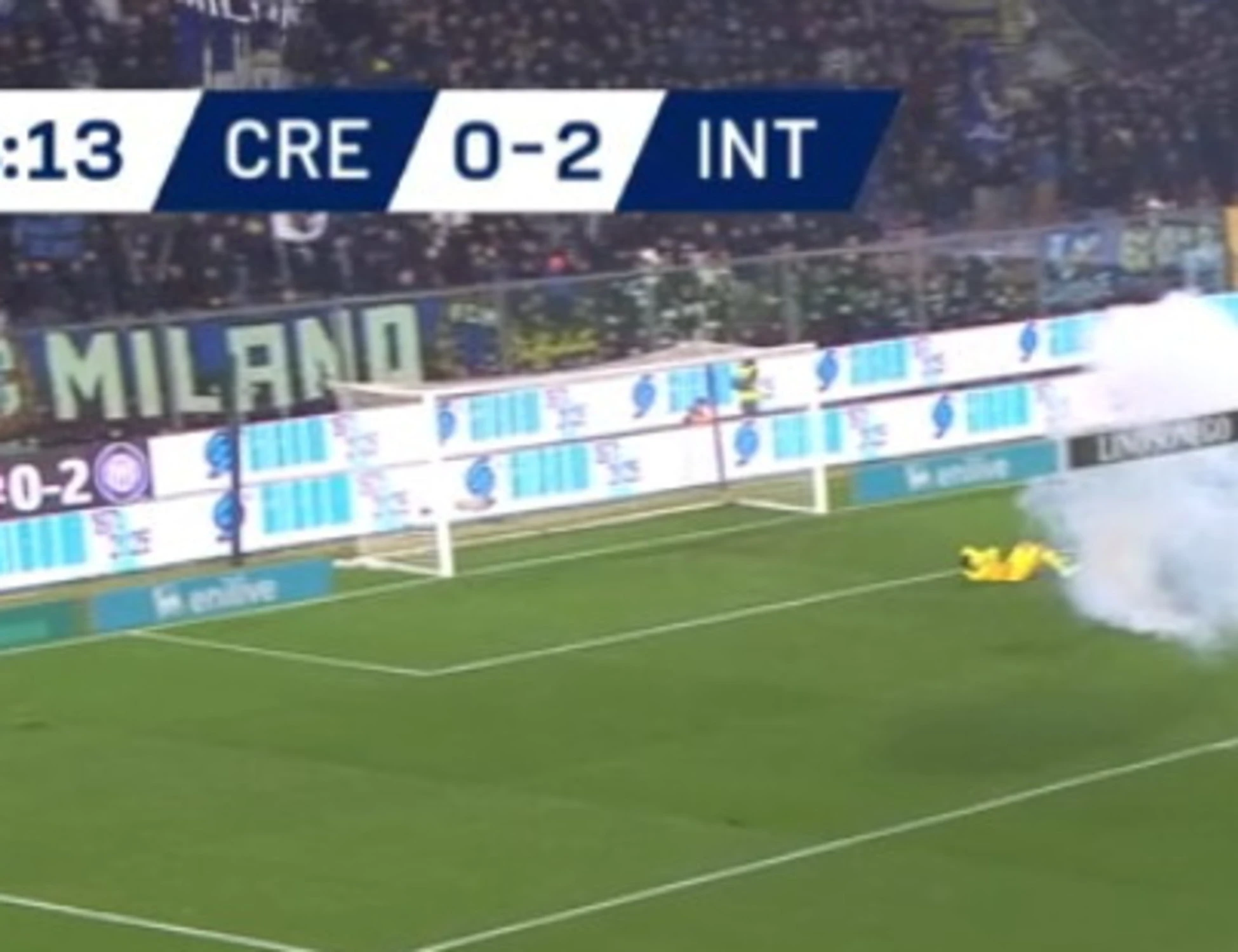 Cremonese-Inter, Audero colpito da un petardo in campo: si accascia a terra