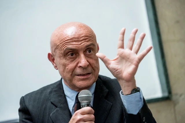 Minniti: mi leccavano solo quando ero ministro