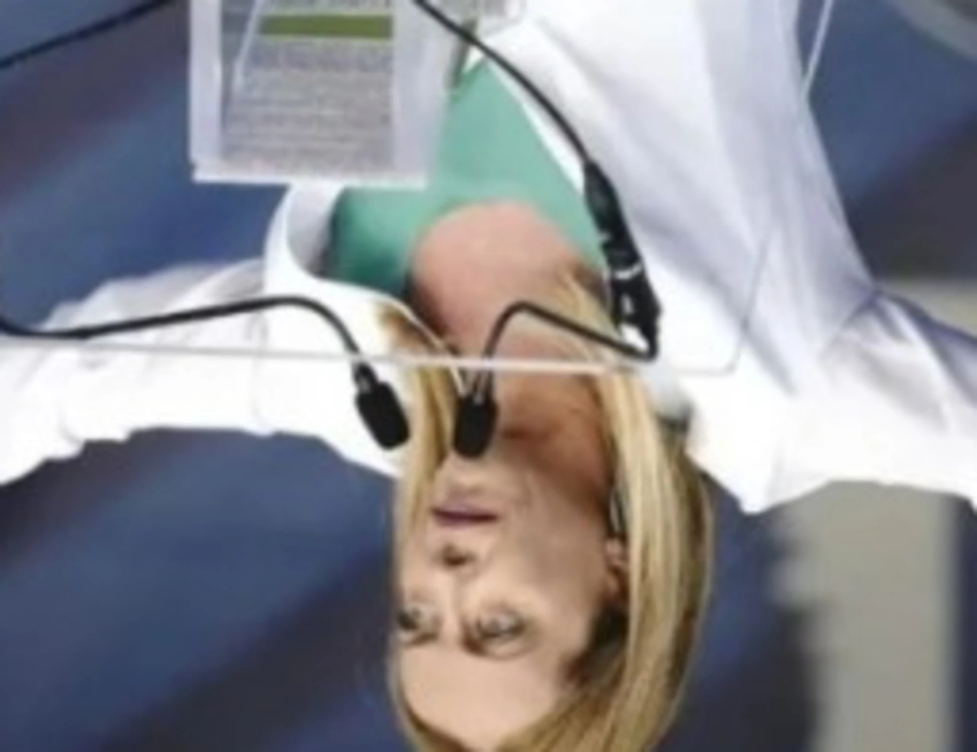 Giorgia Meloni a testa in giù: il manifesto-choc del Carc