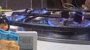 Russia, sfregio agli italiani: "Gas acceso tutto il giorno, sai quanto pago?"