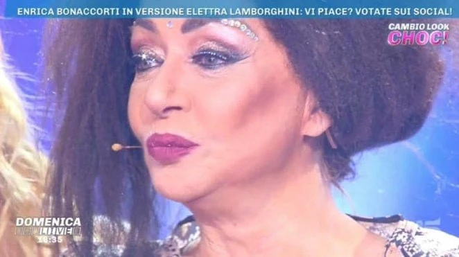 Domenica Live, Enrica Bonaccorti spiazza tutti: si presenta così in studio. Irriconoscibile
