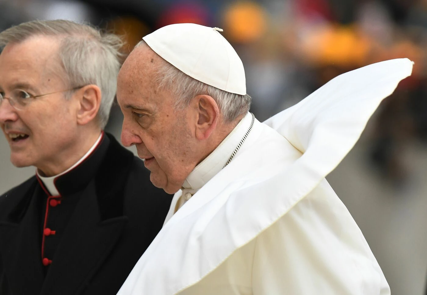 Papa Francesco, Salvini sgancia la bomba: "Cosa mi scrivono via sms suore, vescovi e cardinali sui migranti"