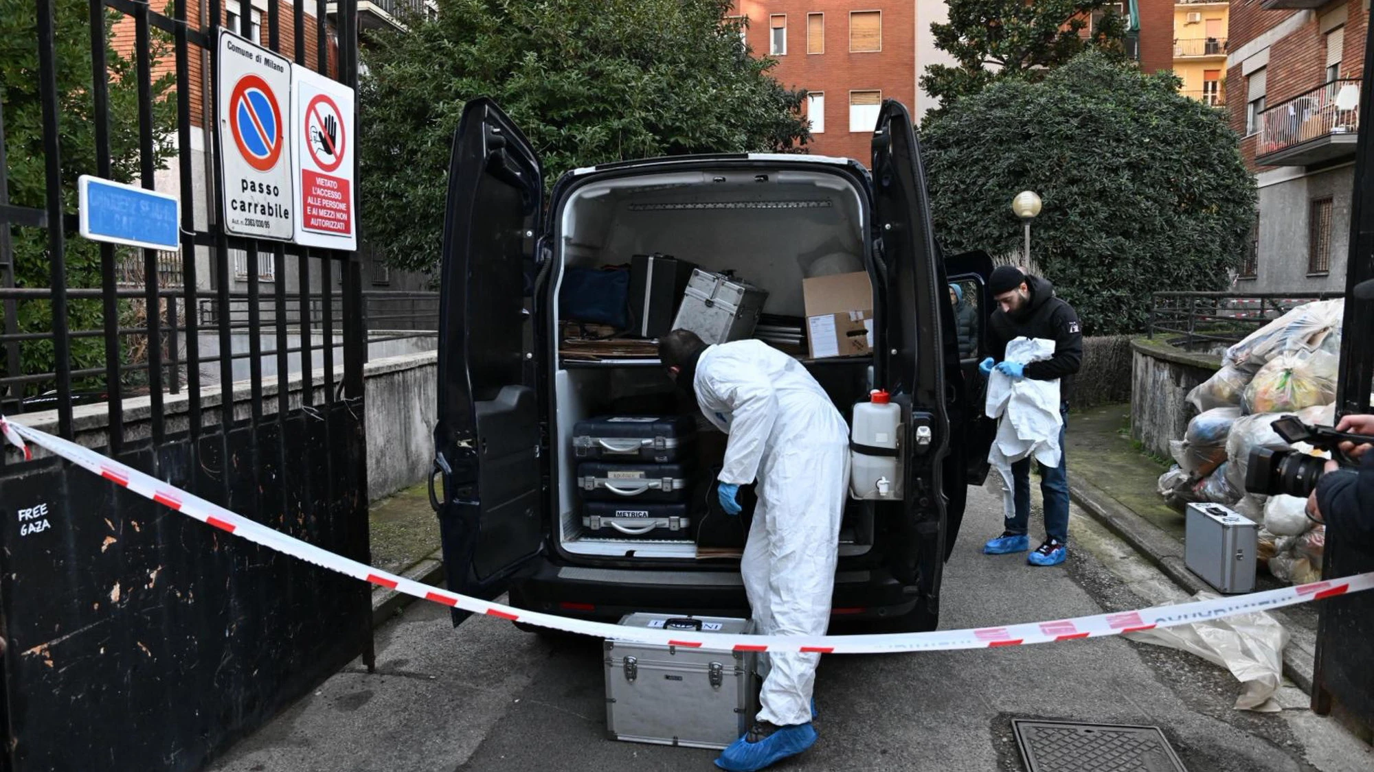 Milano, donna trovata morta in cortile: senza maglietta e con segni sul collo