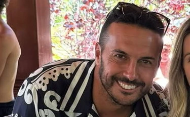 Nogometaš Pedro na udaru sovražnikov zaradi fotografije sina v majici in kroni