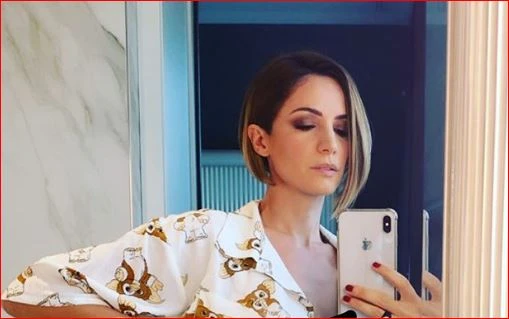 Andrea Delogu alza la camicia: "Quello che vedete in tv? Ecco la realtà". Il suo fisico, senza censure
