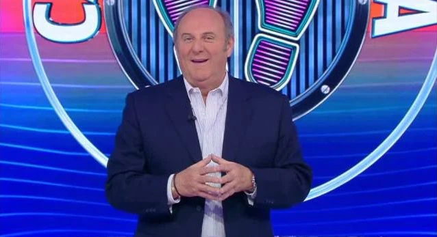 Flavio Insinna, la bastonata di Gerry Scotti: "Se lo avevano allontanato dalla tv..."