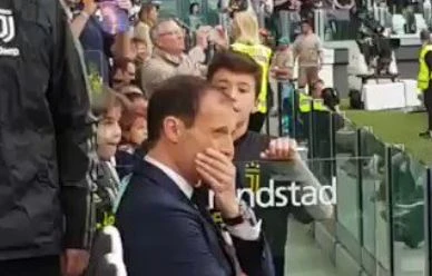 Juventus, Allegri scaccia un bambino che chiede un autografo: il video che asfalta lo juventino