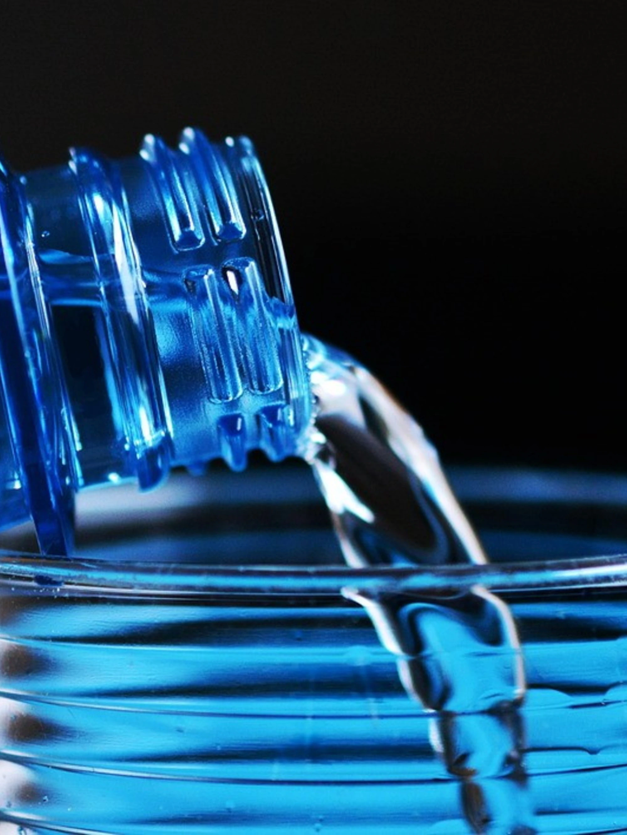 Acqua in bottiglia o dal rubinetto: lo studio che spazza via i dubbi