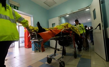 Prato, spari al pronto soccorso: detenuto marocchino tenta la fuga, agente esplode tre colpi di pistola