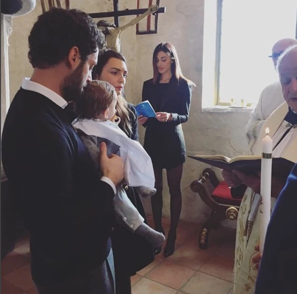 Belen Rodriguez in Chiesa per il battesimo del figlio di un'amica ci va così: minigonna e tacco 12