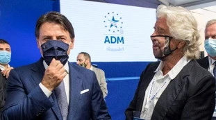 Beppe Grillo spazza via Giuseppe Conte: "Incapace, non ne abbiamo bisogno. Chi lo segue è tossicodipendente", ma si va al voto