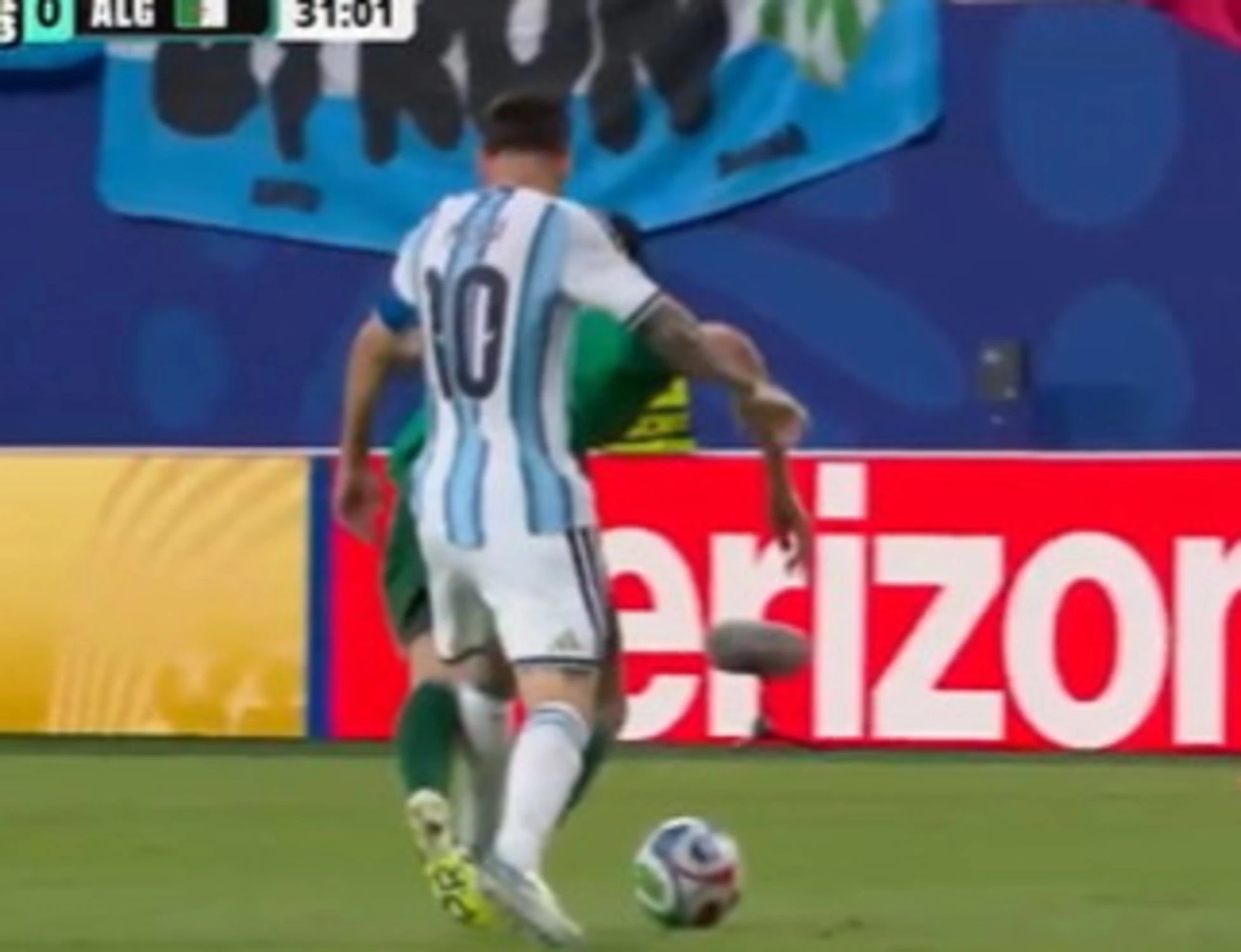 Messi fa 3 gol e piange: record dei Mondiali. Ma si scatena la rivolta: "Vergogna!" <span style="color: rgb(153, 0, 0);">Video</span>