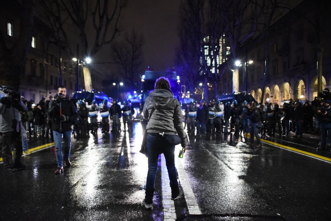 Torino, violenza antifascista per impedire il comizio del leader di Casapound Simone De Stefano