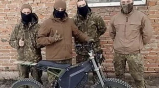 Atom, le moto elettriche dei cecchini ucraini: così colpiscono i russi come fantasmi
