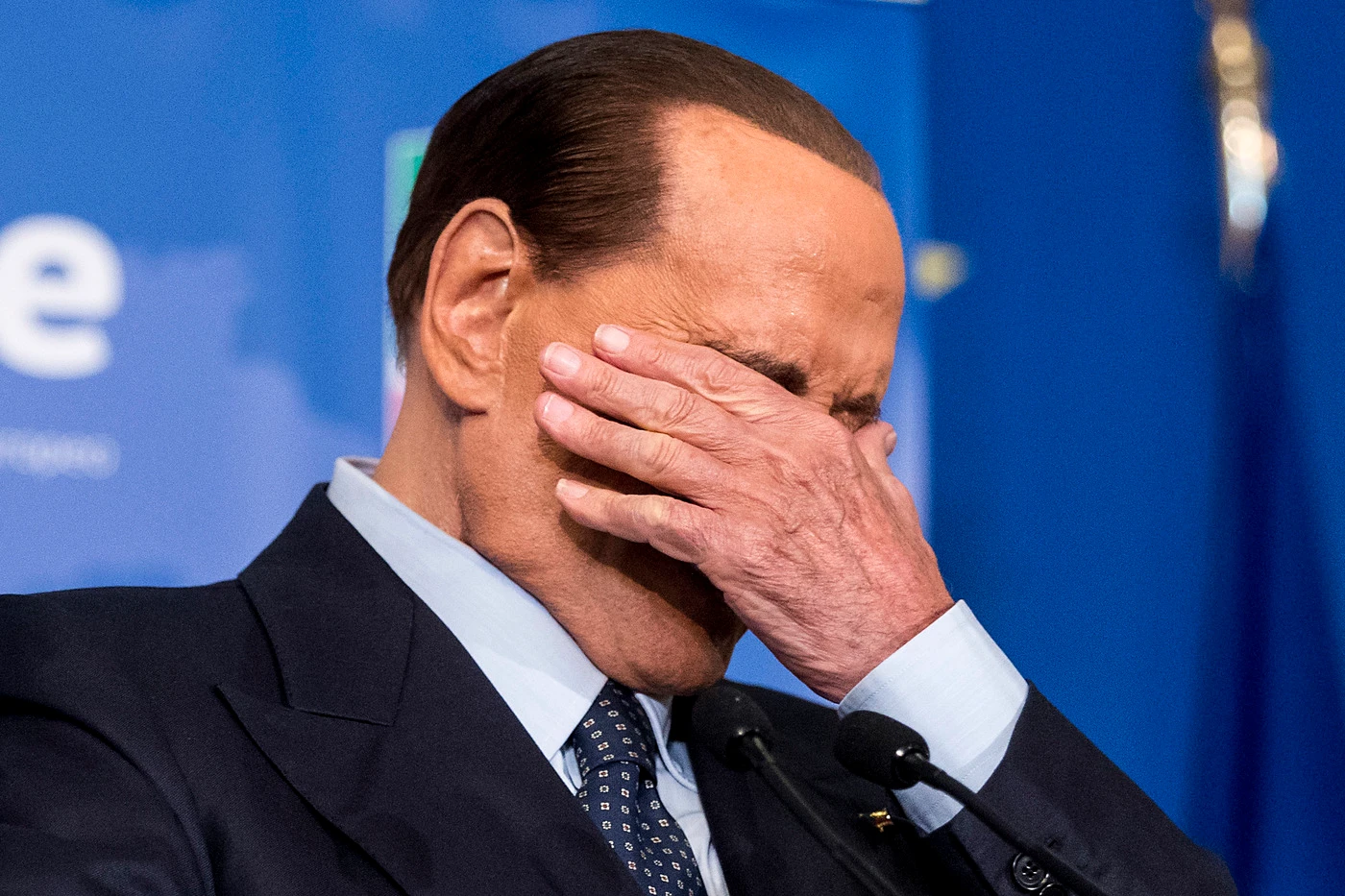 Silvio Berlusconi, gelo in Forza Italia: "Si ricandida, ma avete visto i sondaggi?". Disastro senza precedenti