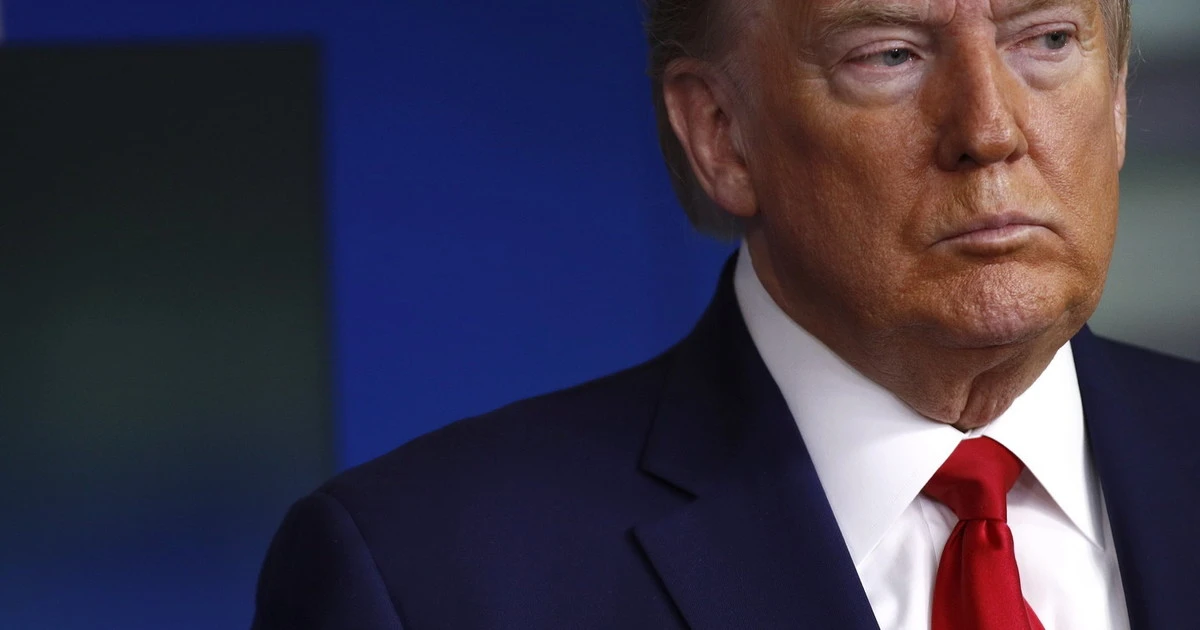 Donald Trump, sei membri dello staff positivi al coronavirus: fonti Cnn, proprio nella sera del primo comizio