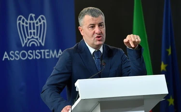https://media.liberoquotidiano.it/37skOO4BwK7jYe1r-8-L9Bzah_lSZD4PtKm2UrvJbpo/width:800/quality:90/aW1hZ2VzLzIwMjUvMDkvMTUvMDczMzMwNDkxLWZiOGQ1YTIwLTZhOTAtNGFhMi1iMzJjLTQyNDQ0NzVmMGI4Zi5qcGc.webp